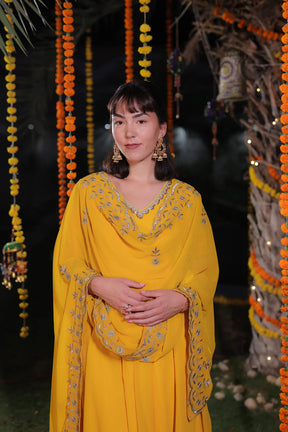 Zari Dupatta Yellow Kurta Set